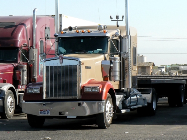 Flatbed freight load shipping across the nation Flatbed cross country freight load shipping from Milwaukee to Los Angeles